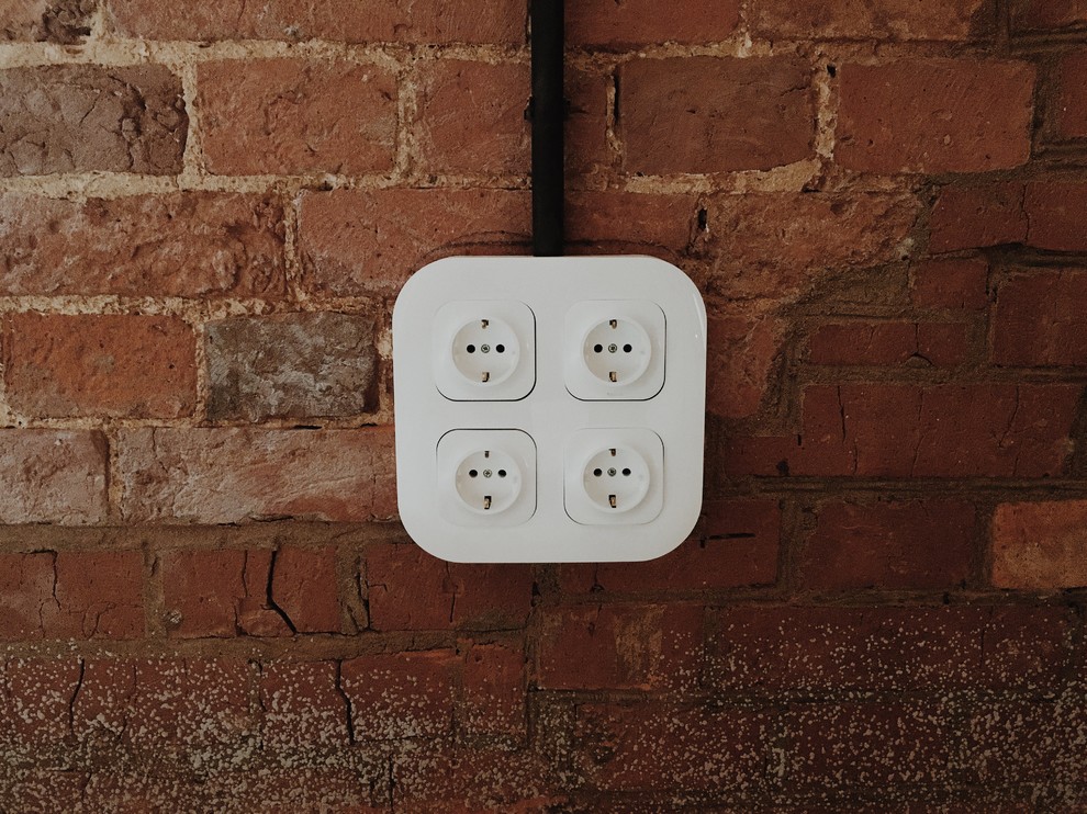 Объясняет юрист: Почему нельзя штробить стены под электрику