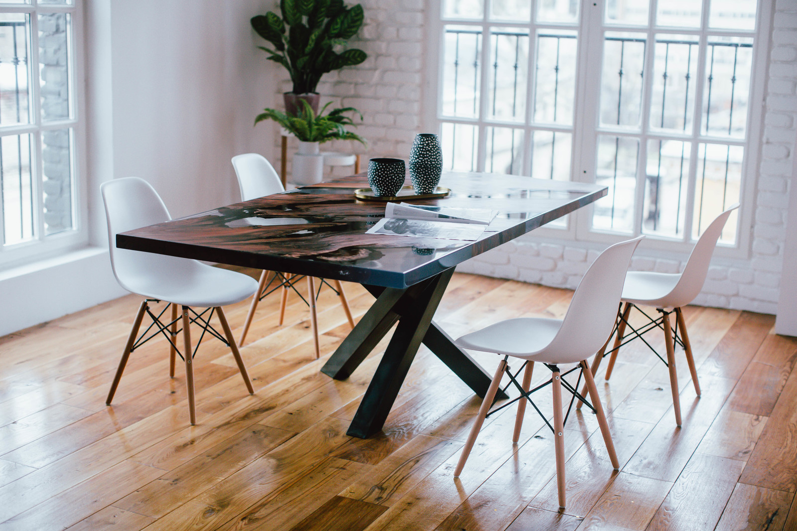 Стол из абрикоса и акрила