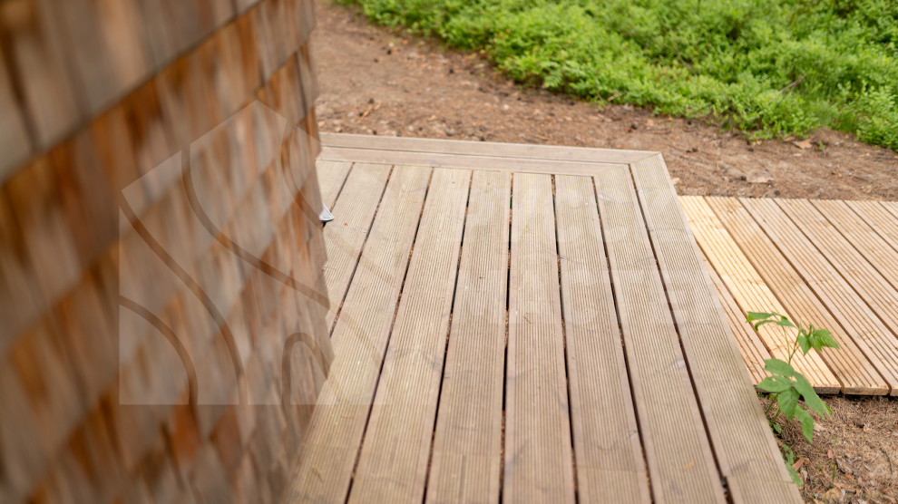 Современный дизайнерский дом с террасой и отделкой из дранки