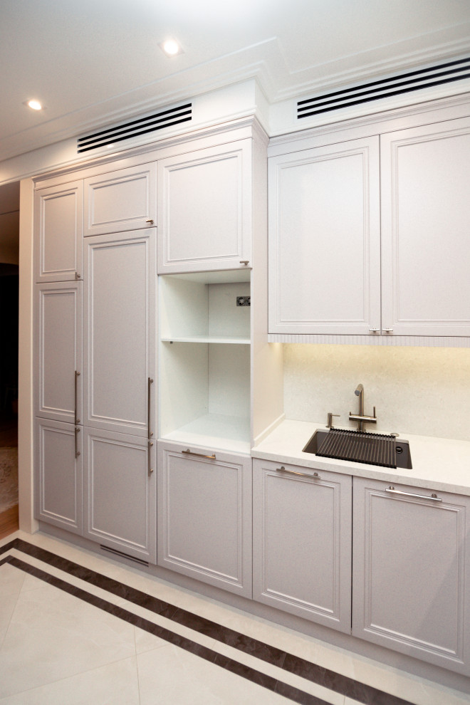 Нежно-серая кухня в неоклассическом стиле