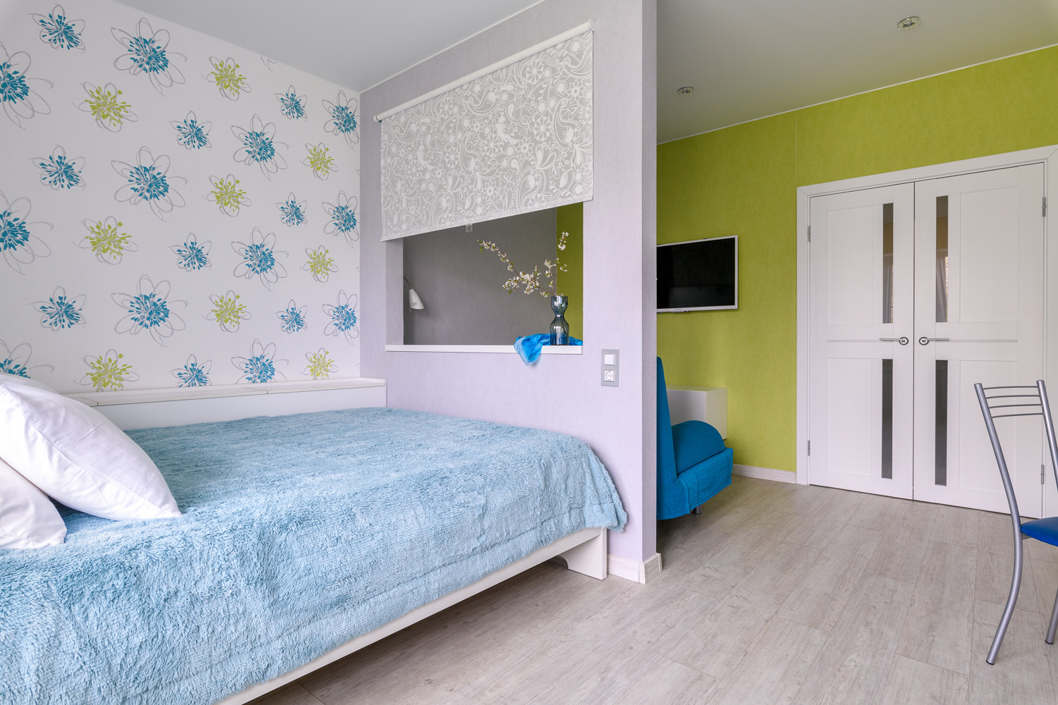 Перегородка между спальной и ТВ-зонами