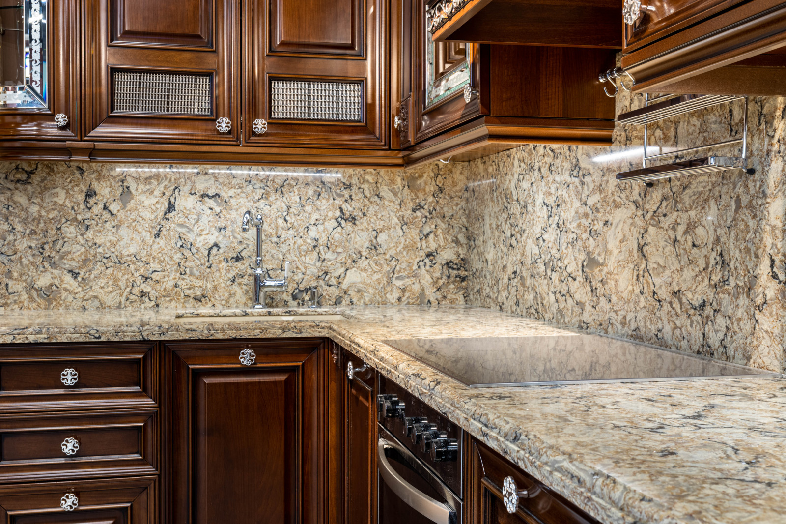 Кухня в Креатура-М.Cambria Bradshaw