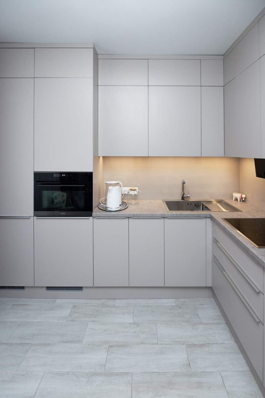 Современная угловая кухня в нежно-сером цвете