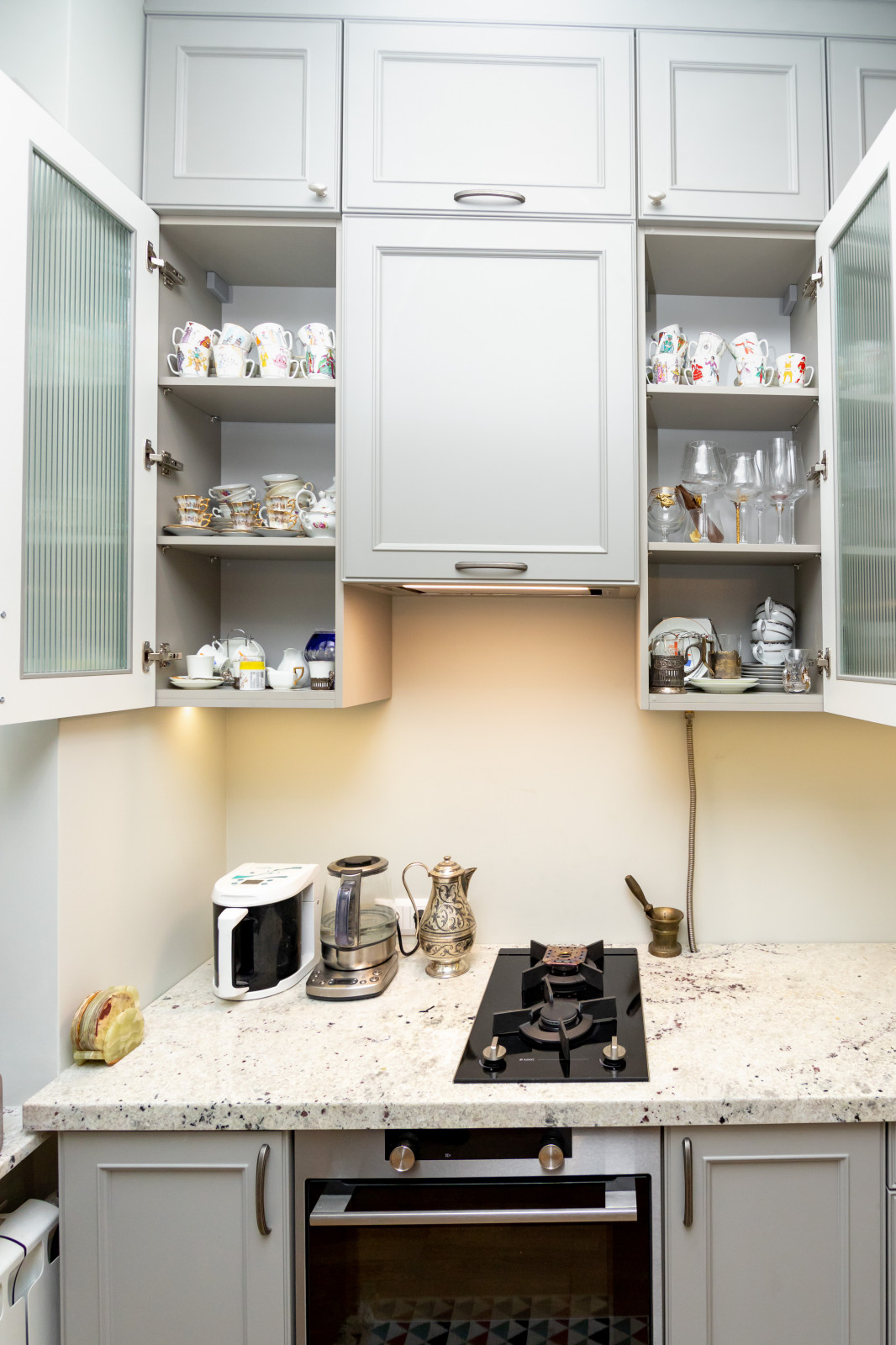 Светло-серая кухня в классическом стиле