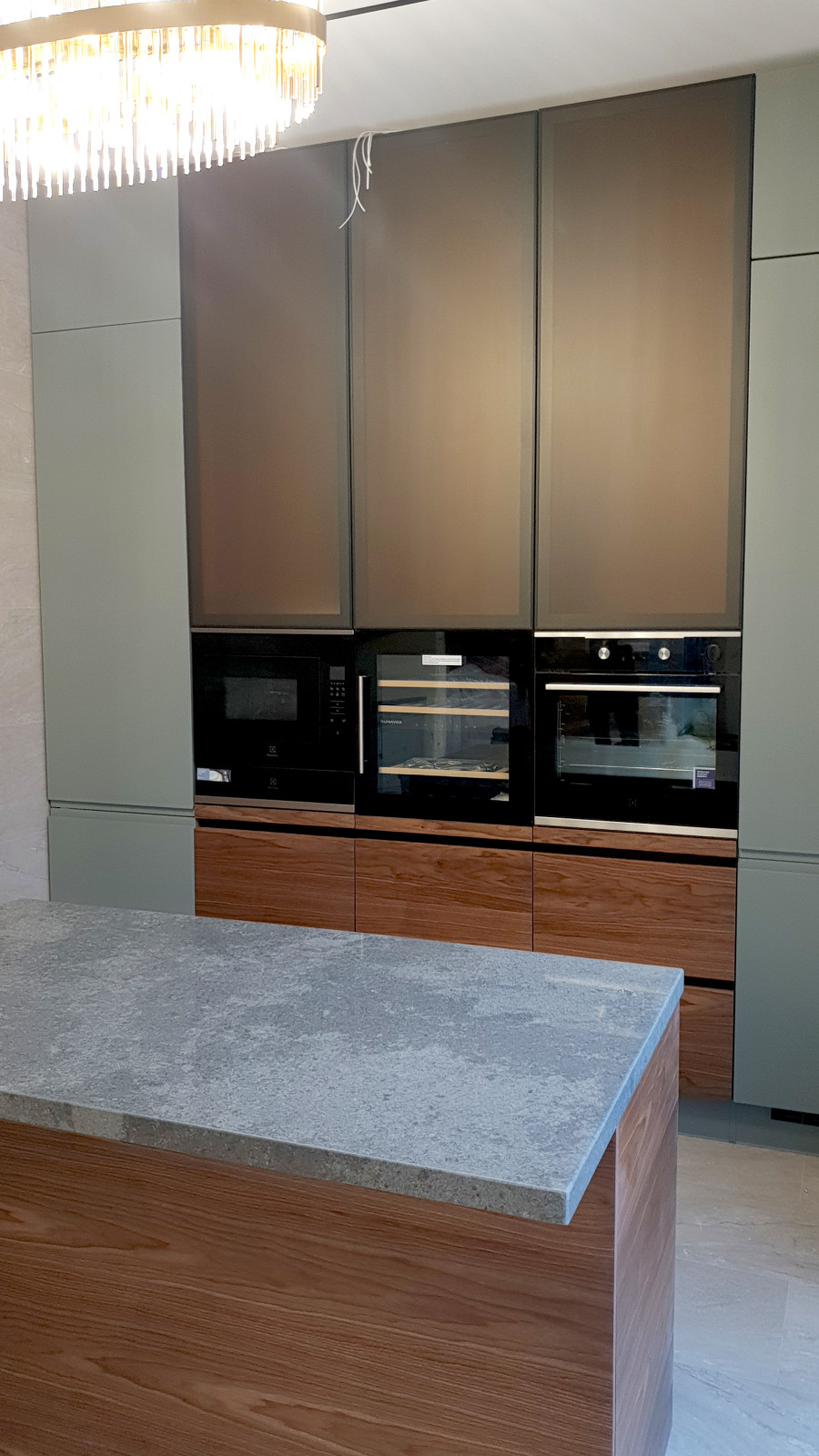 Сдержанный скандинавский дизайн кухни Solo в сочетании с натуральным шпоном