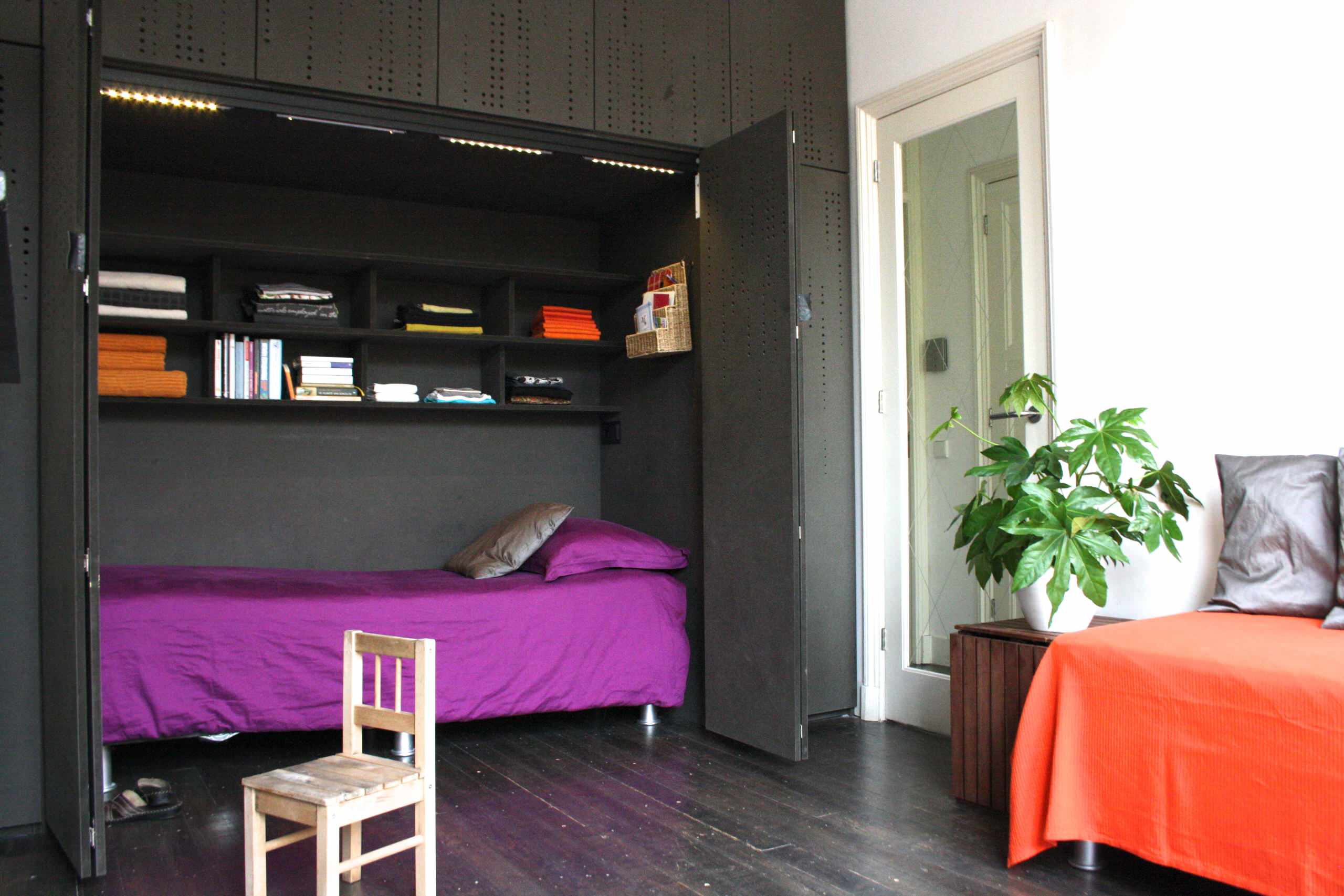 Спальня в небольшой квартире: Как организовать спальное место