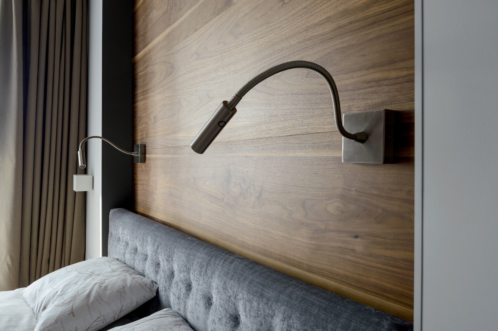 Панно из шпонированных орехом панелей