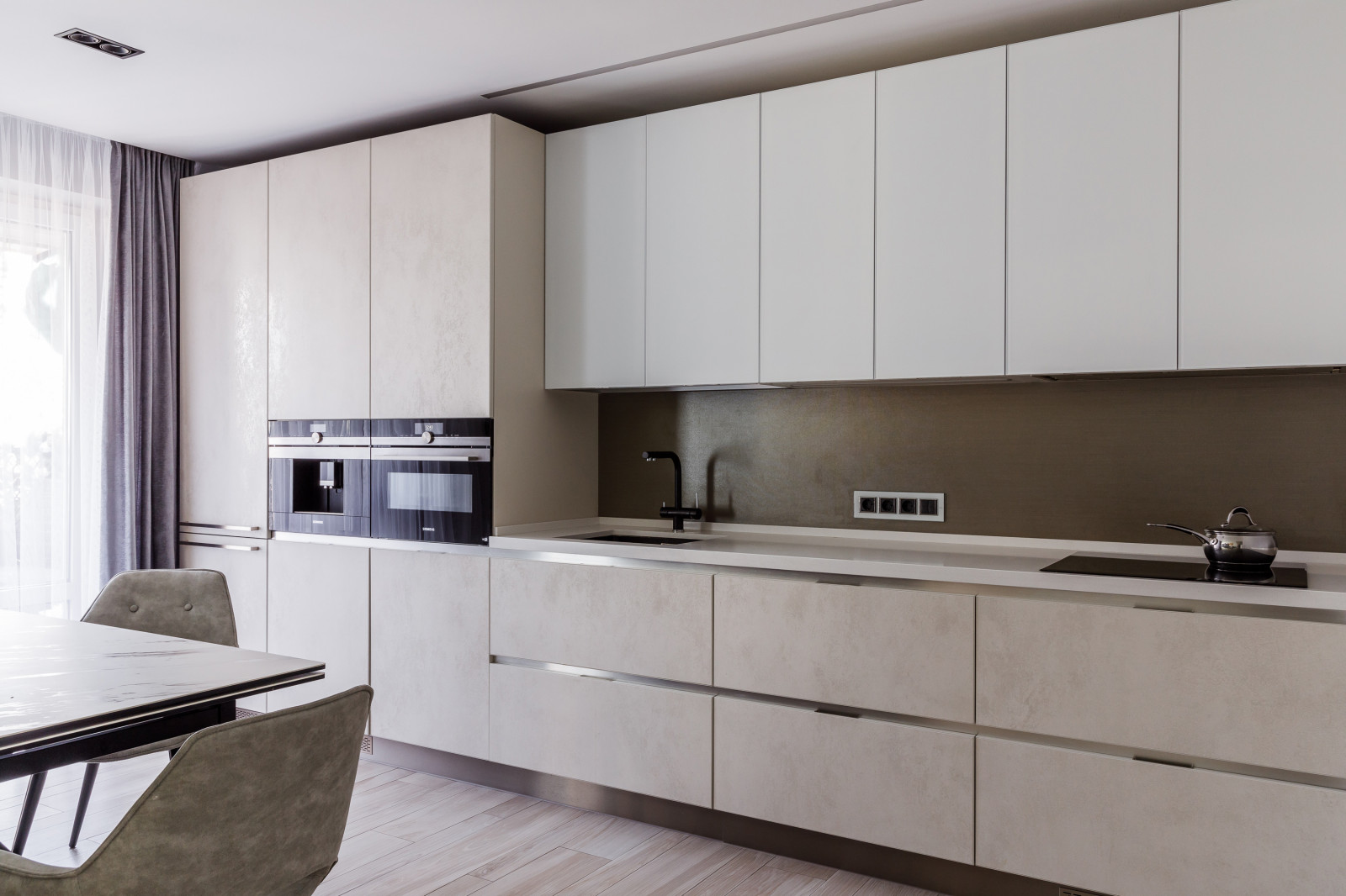 История с продолжением (фотографии кухни-гостиной)