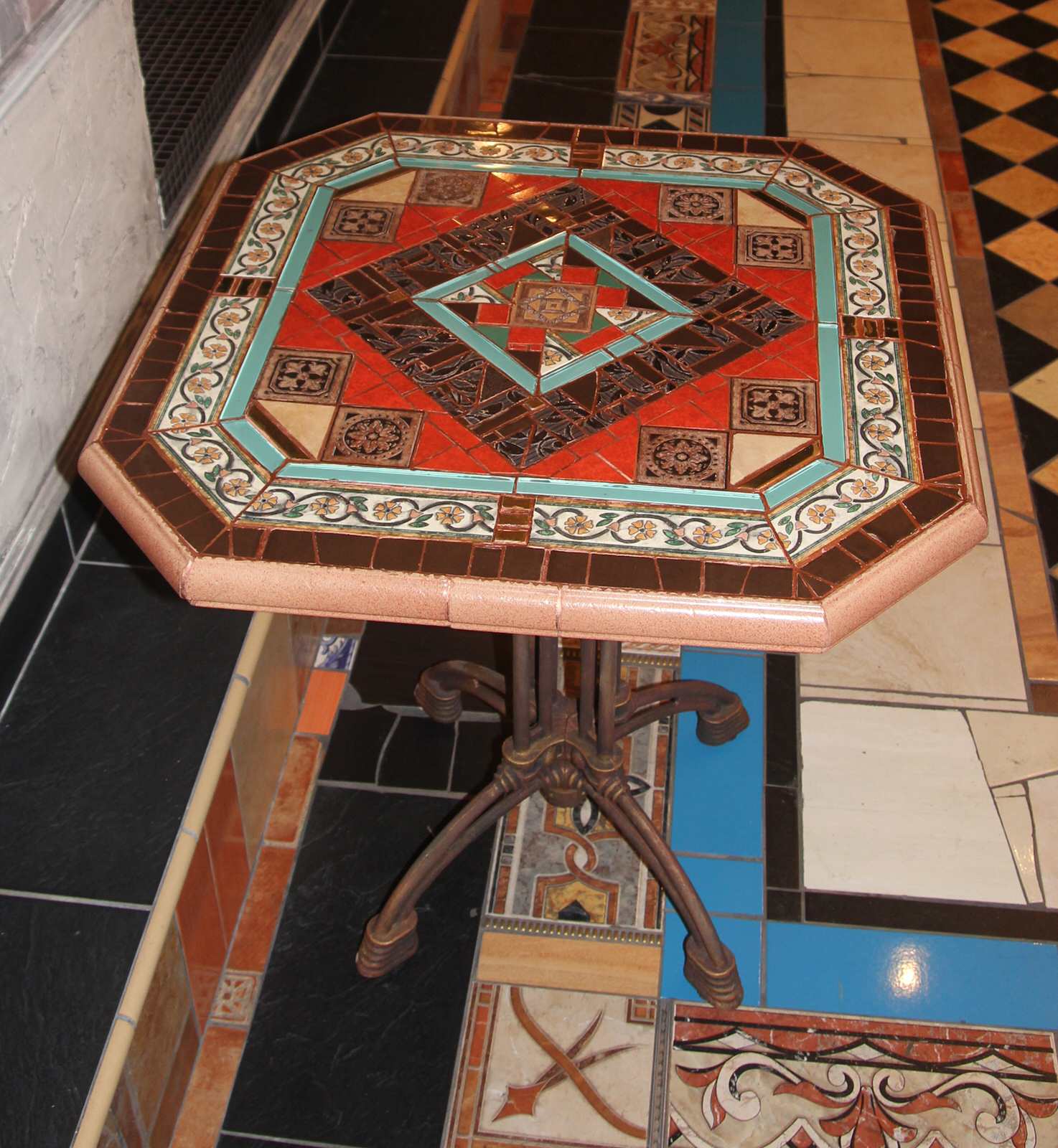 Современная мозаика в интерьере загородного дома