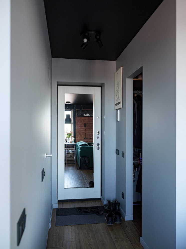 Квартира-студия с черным потолком в стиле лофт