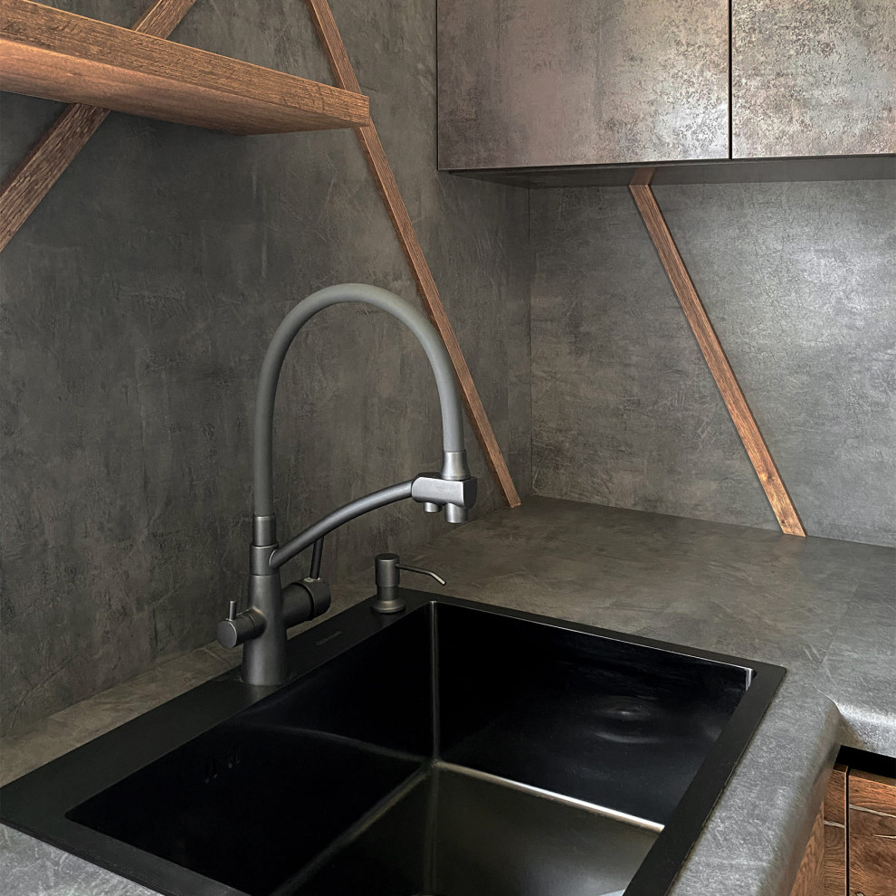 Встроенная темная кухня в стиле лофт с барной стойкой