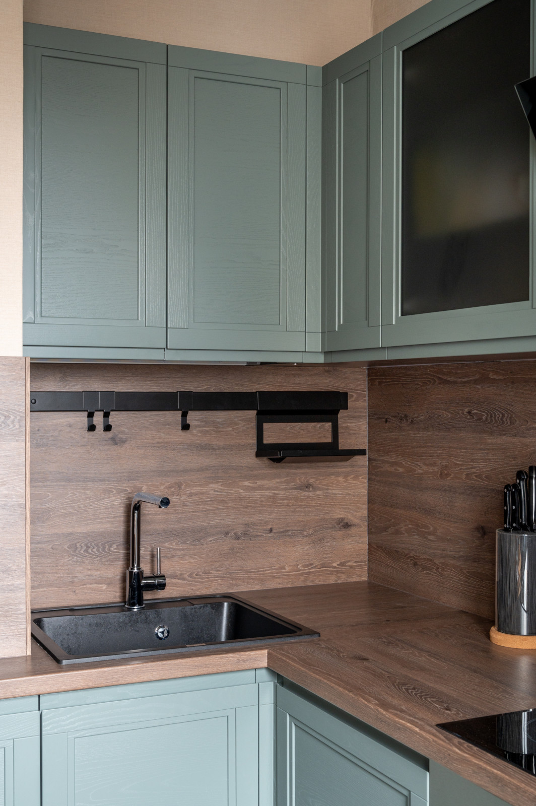 Кухня из массива с интегрированной ручкой