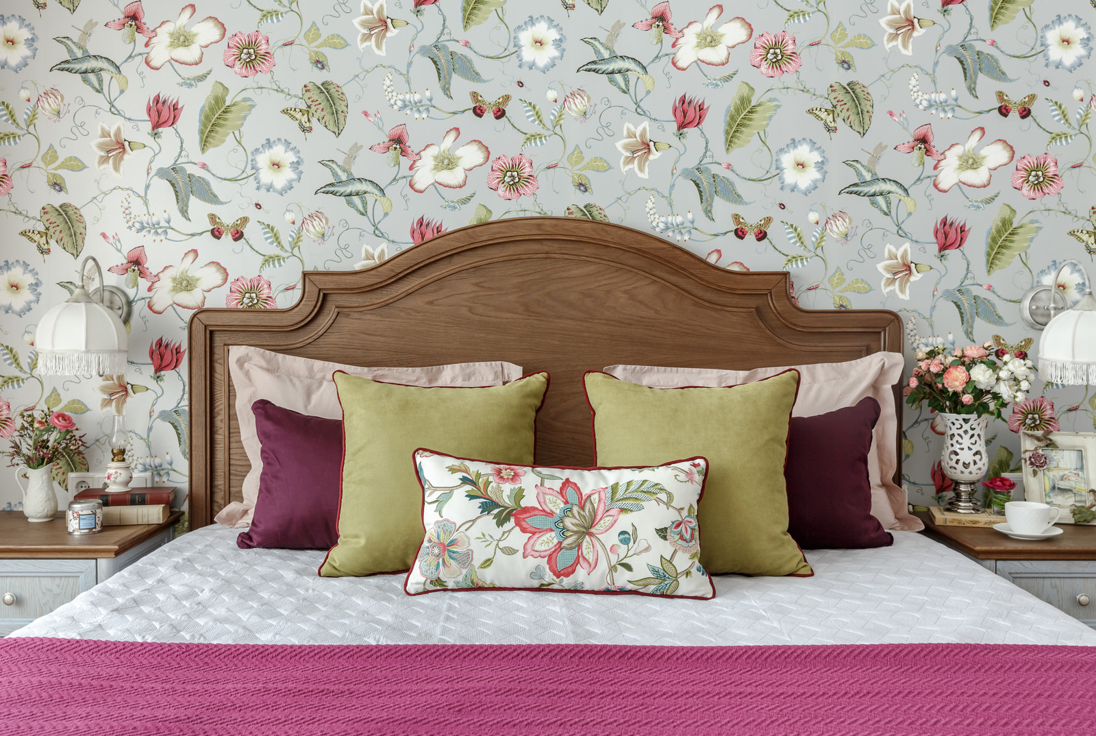 Гранатовая квартира для редактора интерьерного портала