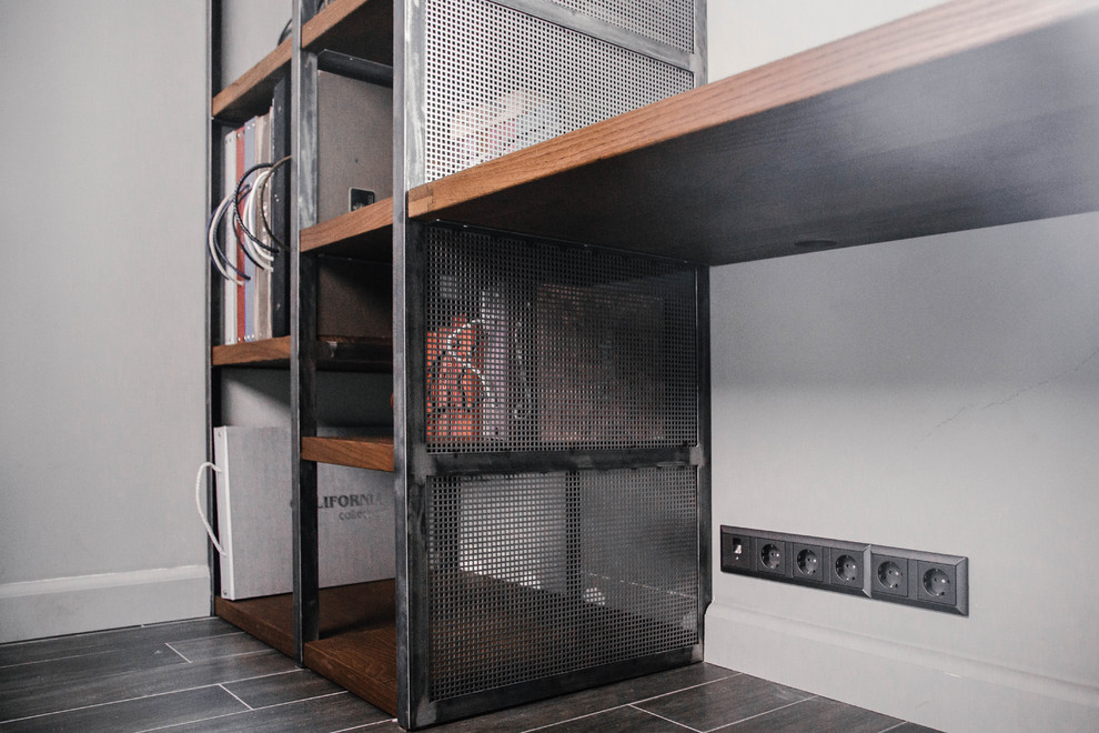 Рабочий стол и стеллаж