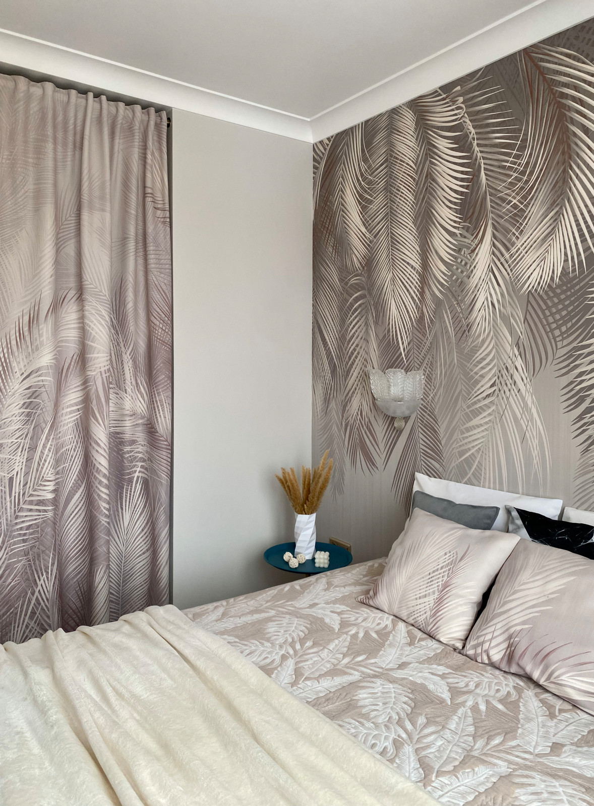 Яркие краски новой жизни родителейГардеробная в спальне скрыта за текстилем - эт