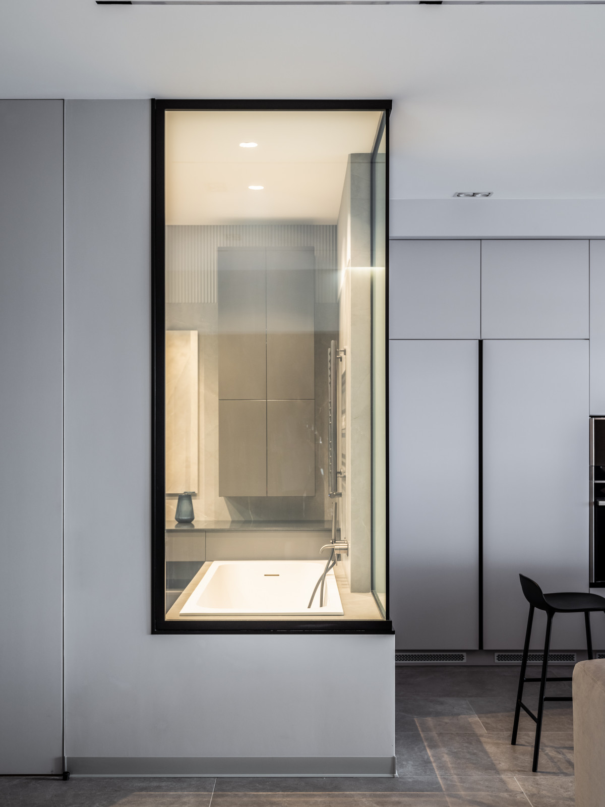 Фото реализованного проекта в современном стиле с яркими акцентами