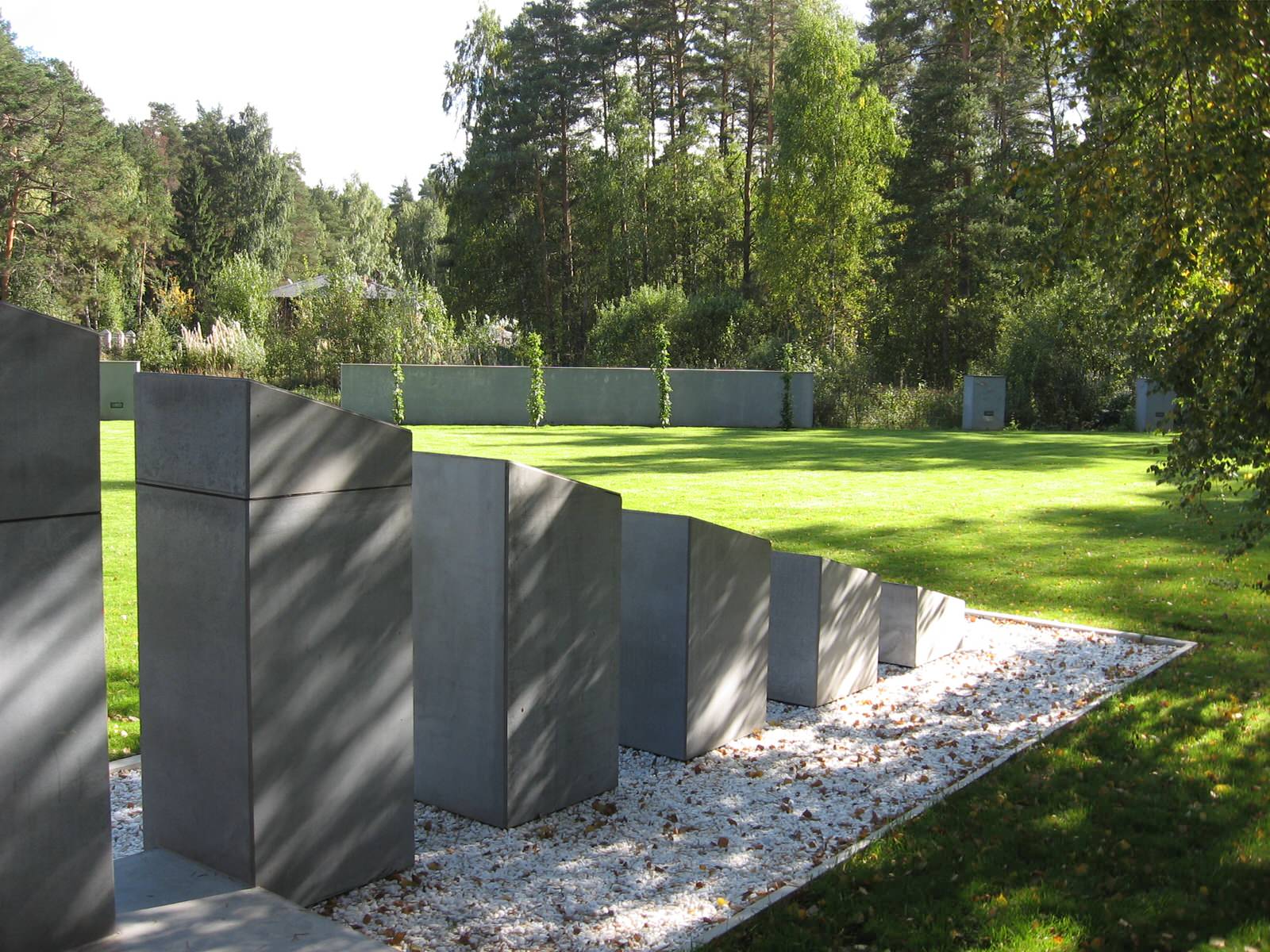 Дом в соснах у пруда