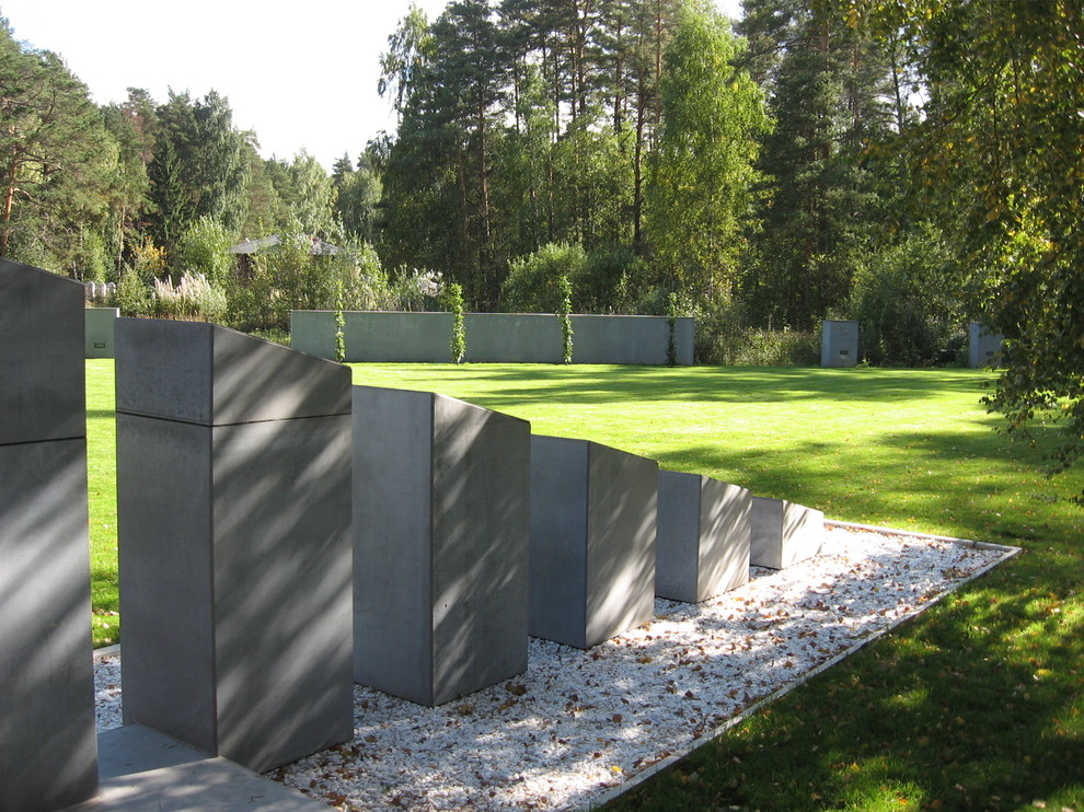 Дом в соснах у пруда