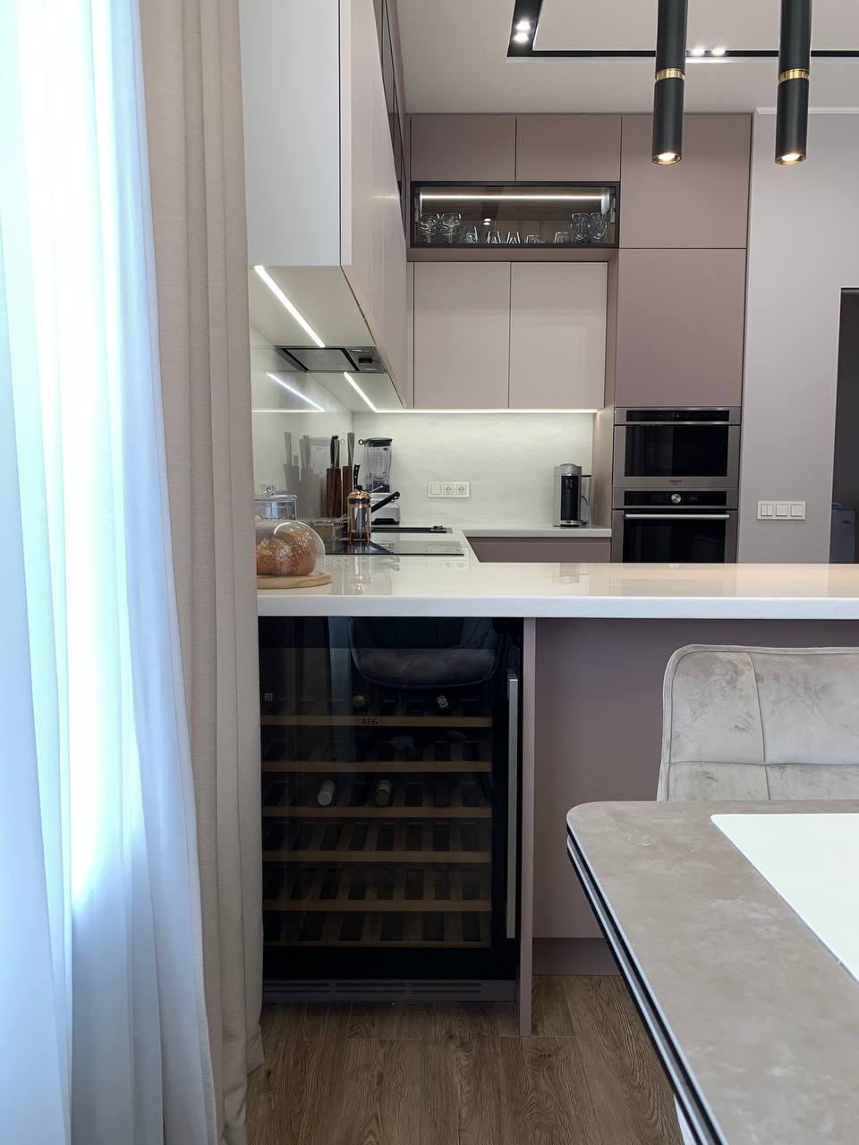 Обложка проекта: Небольшая кухня-гостиная в нюдовых тонах