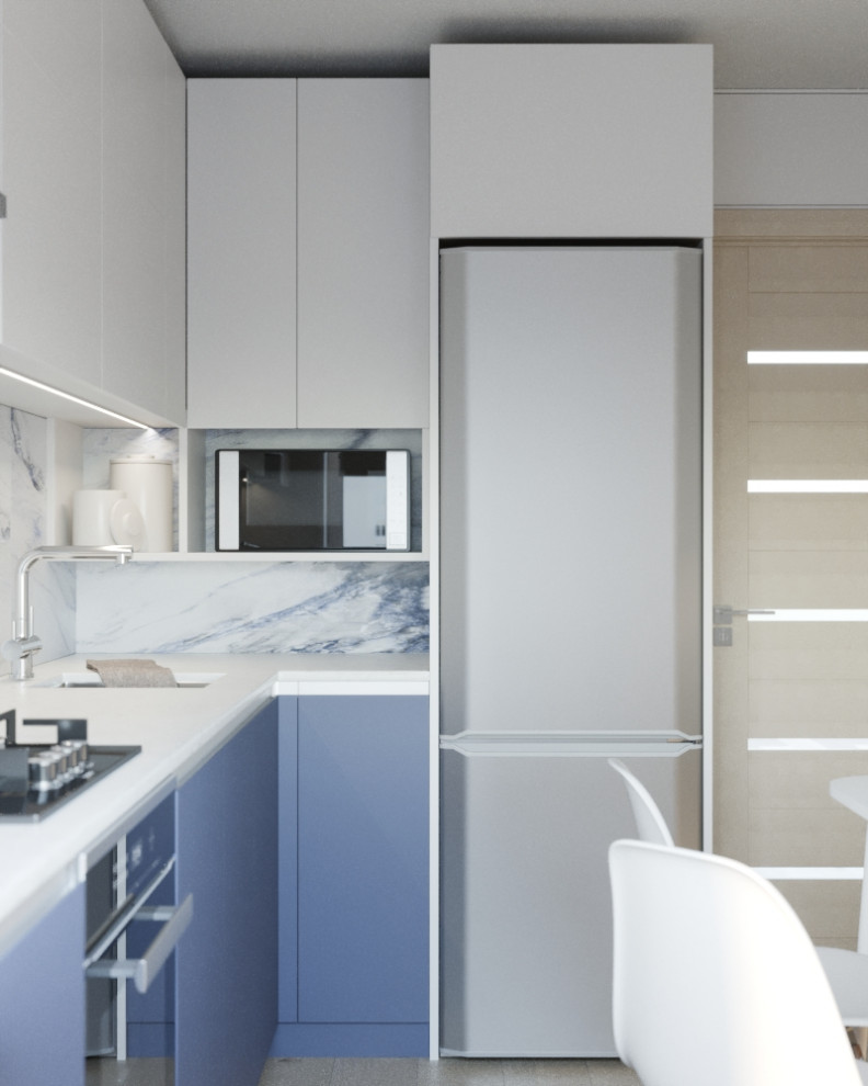 Маленькая кухня с ярким фартуком.