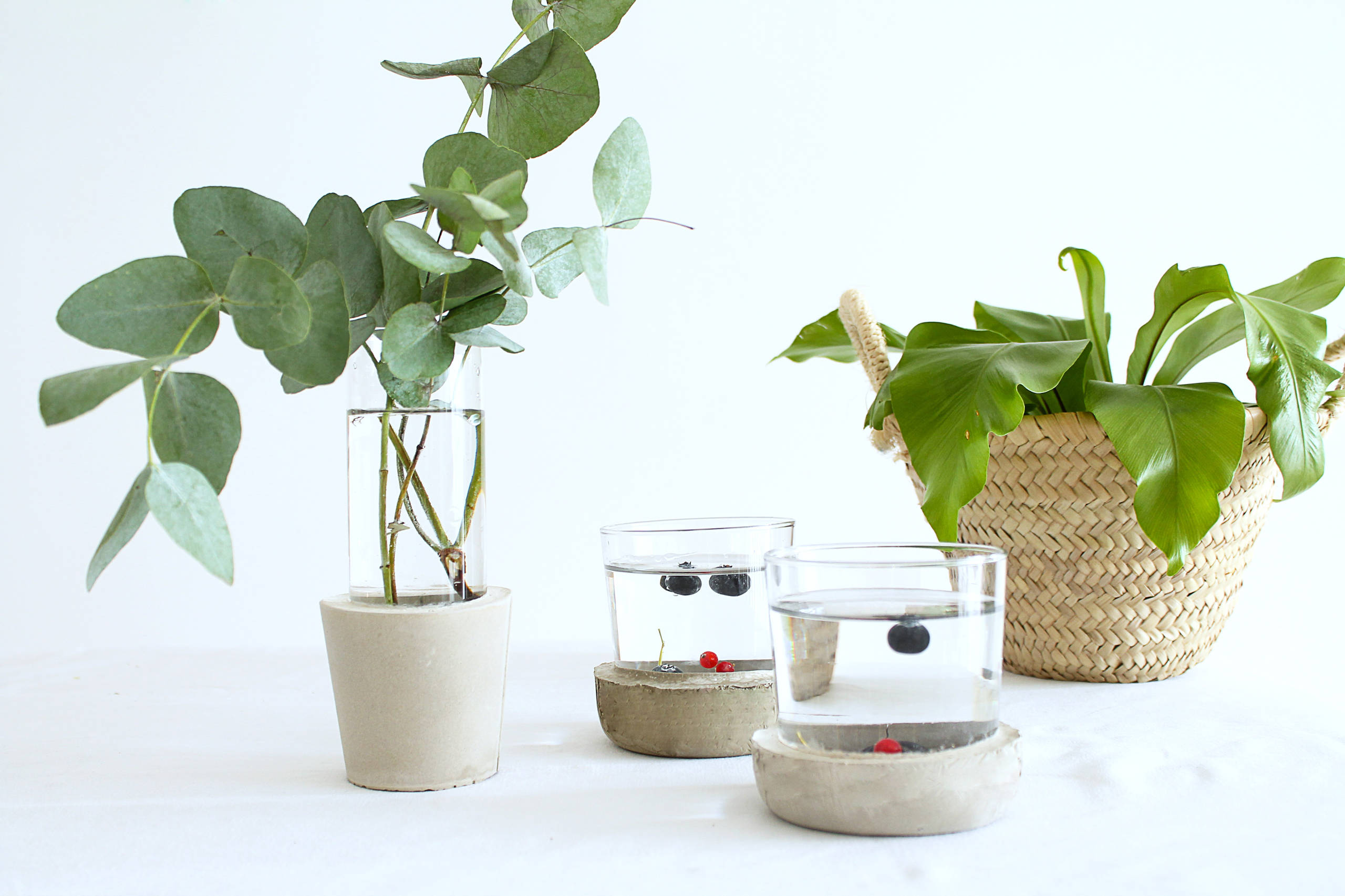 Своими руками: Делаем вазы из стакана и цемента