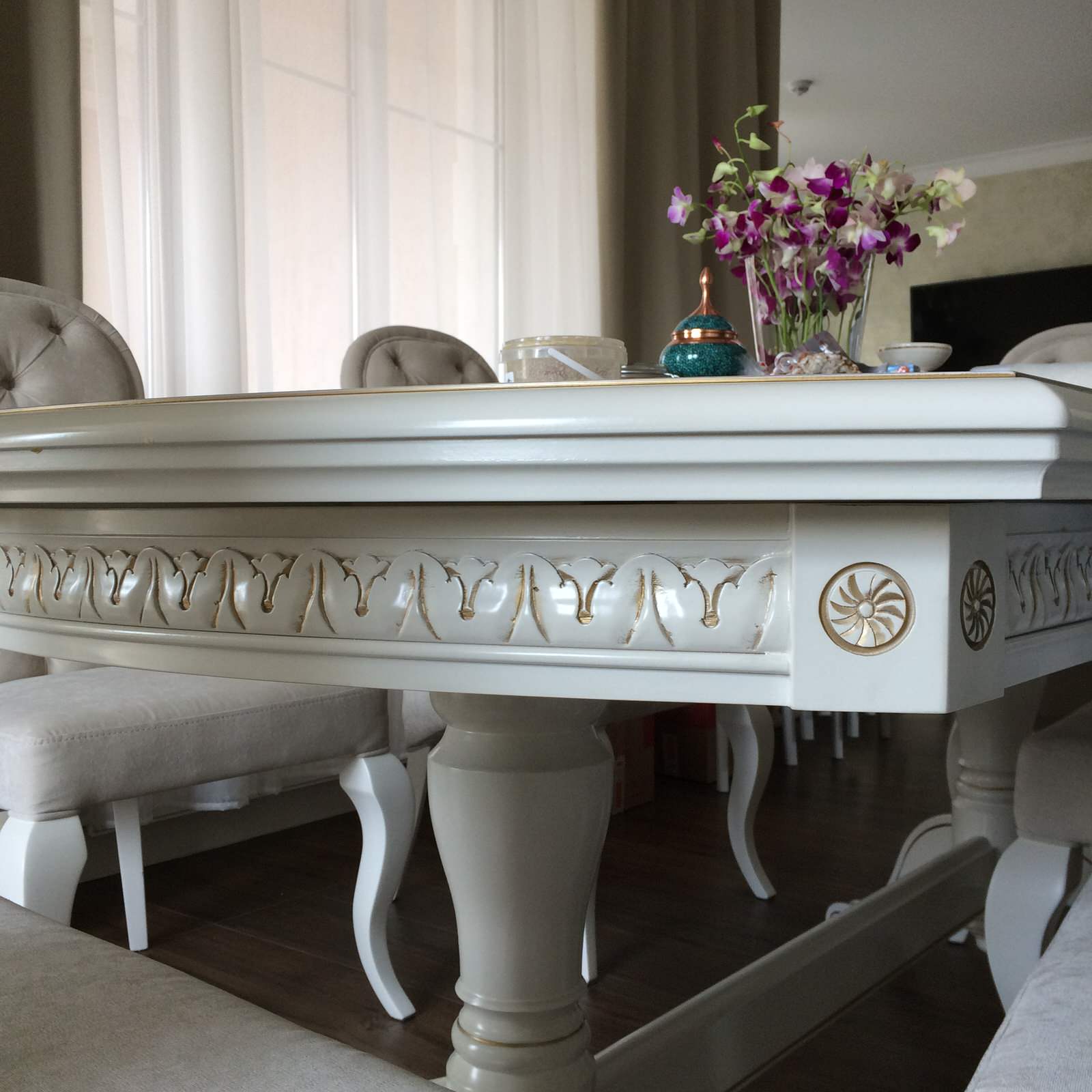 Обеденный стол в кухне-гостиной.