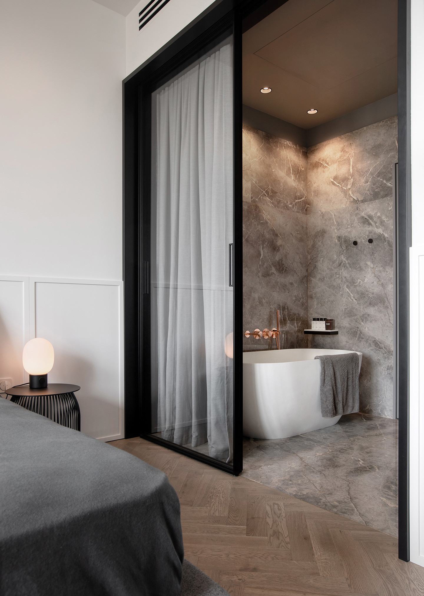 Houzz тур: Минимализм, неоклассика и редкие сорта камня