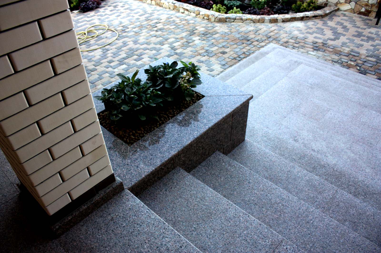 Парадная входная группа из гранита Цветок Украины