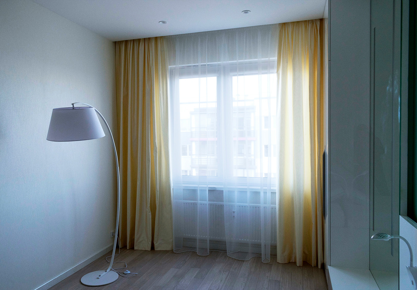 Желтые шторы в современном интерьере.