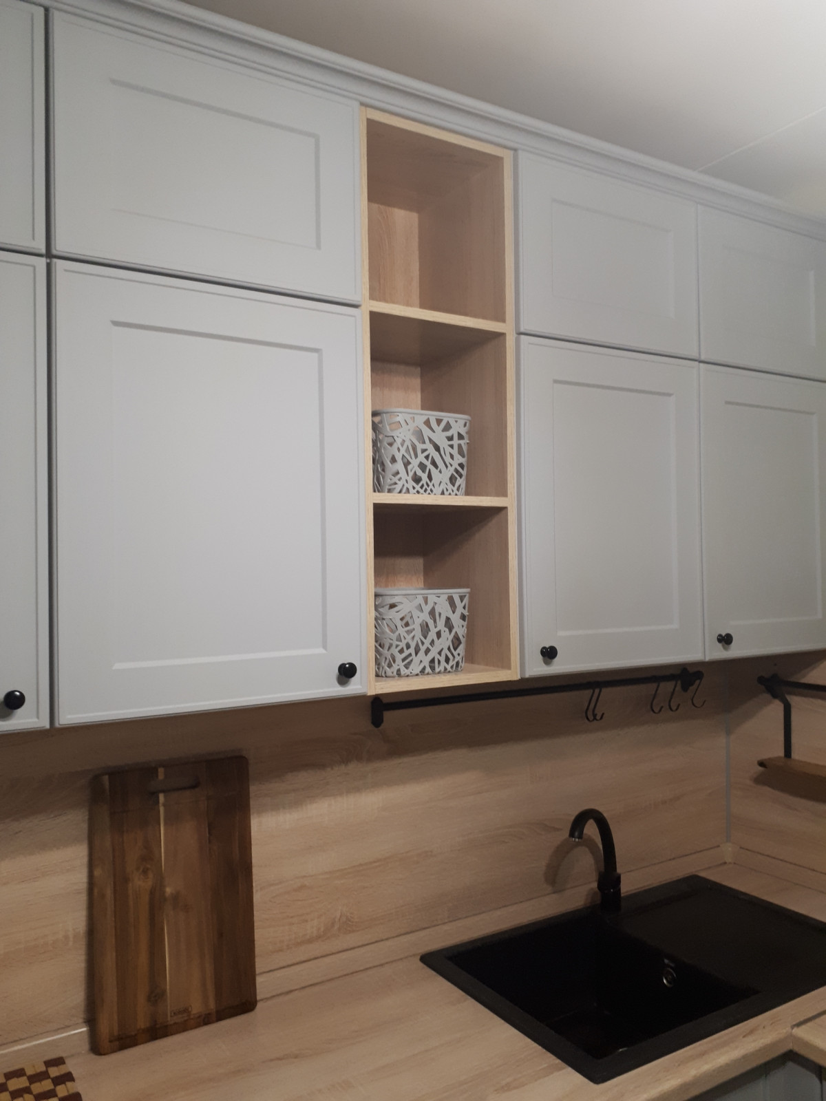 Светло-серая угловая кухня