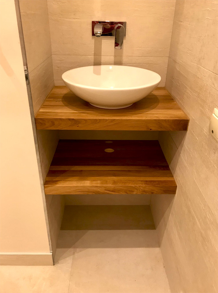 Полочки из дуба в санузел. Раковина Villeroy & Boch.