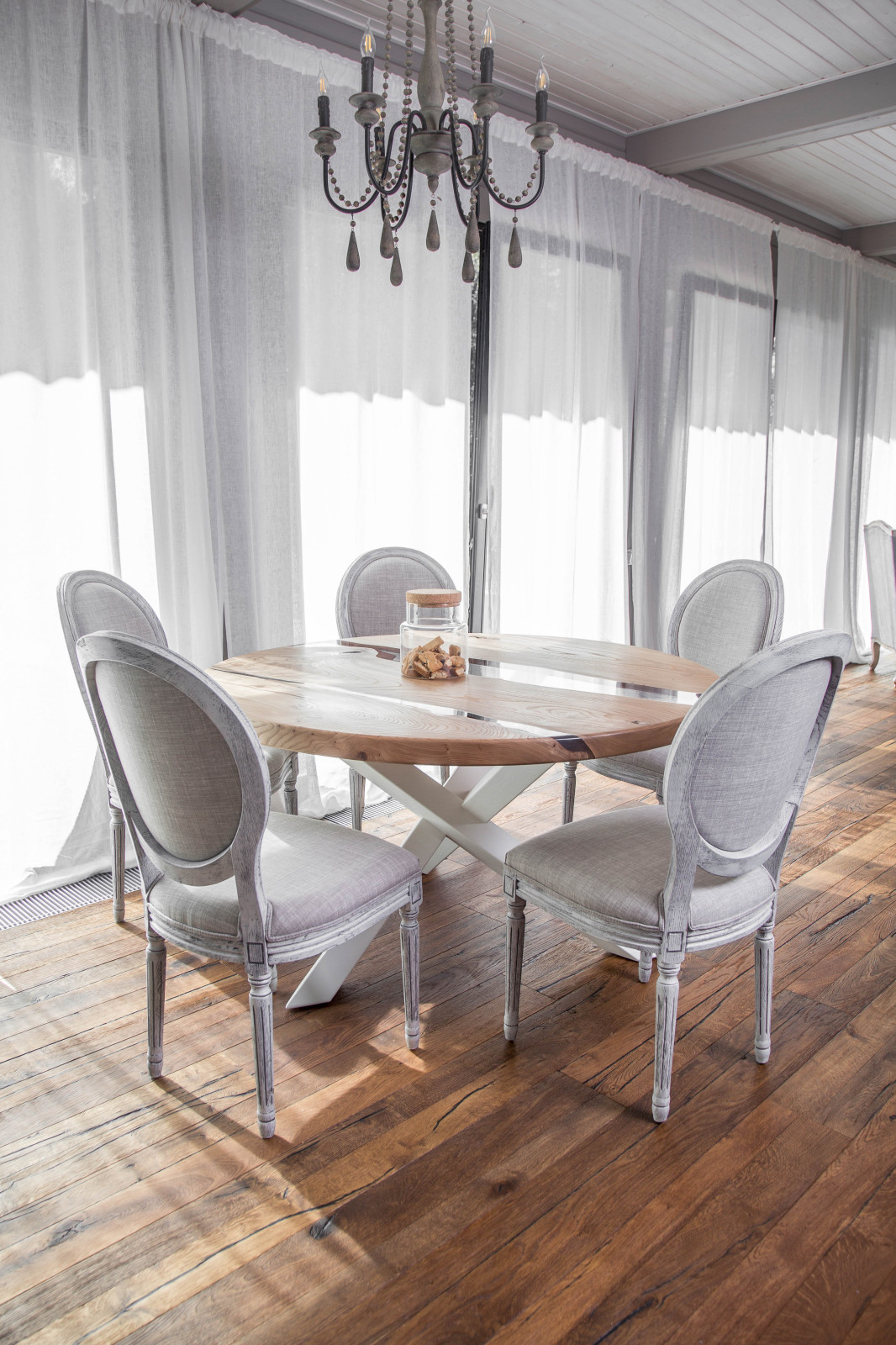 Обеденный стол и стулья