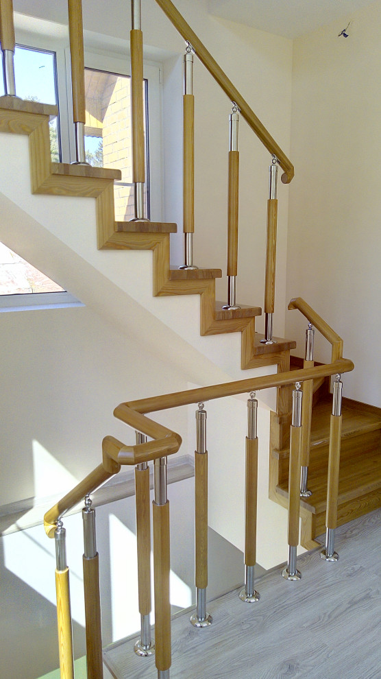 Лестница из лиственницы на металлическом каркасе.