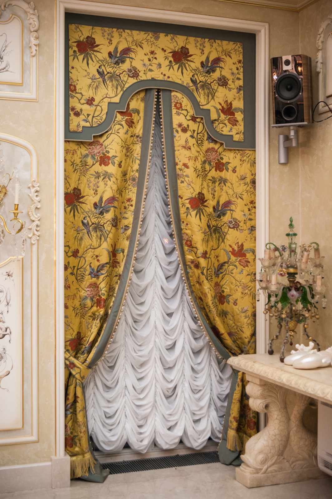 Портьеры в классический интерьер