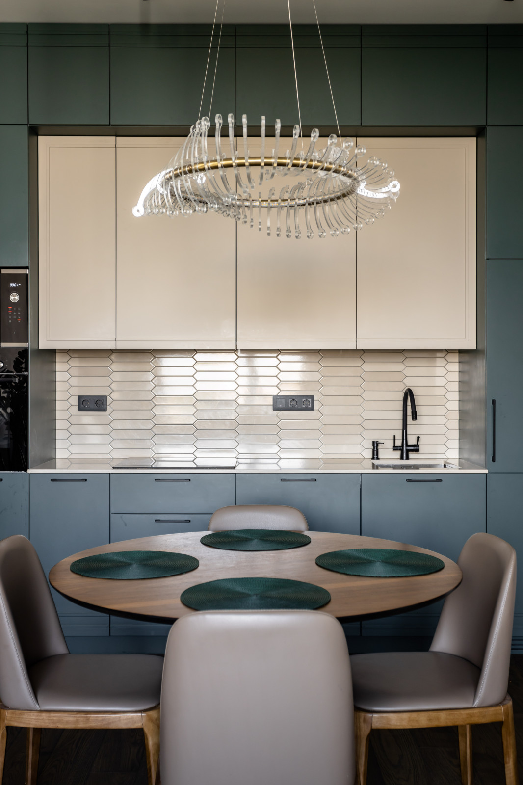 Минимализм и элегантность: кухня в одну стену