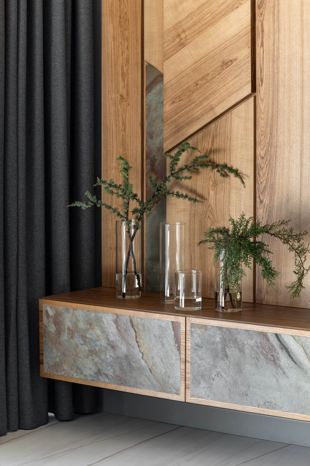 Камень внизу, дерево вверху.