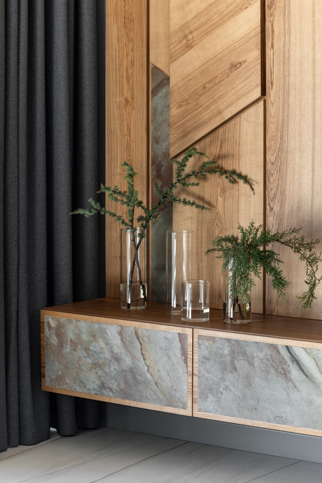 Камень внизу, дерево вверху.