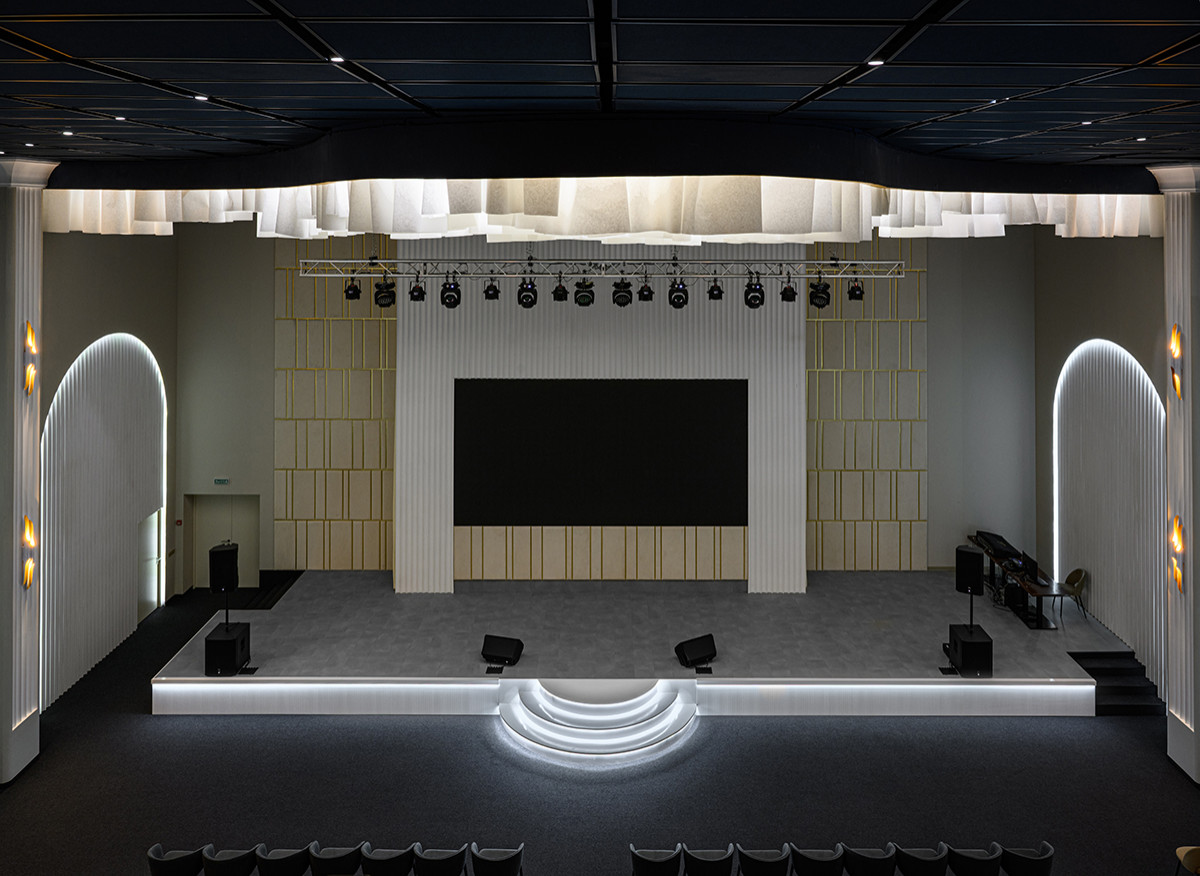 Декоративный потолок с подсветкой для сцены санатория «Русь»