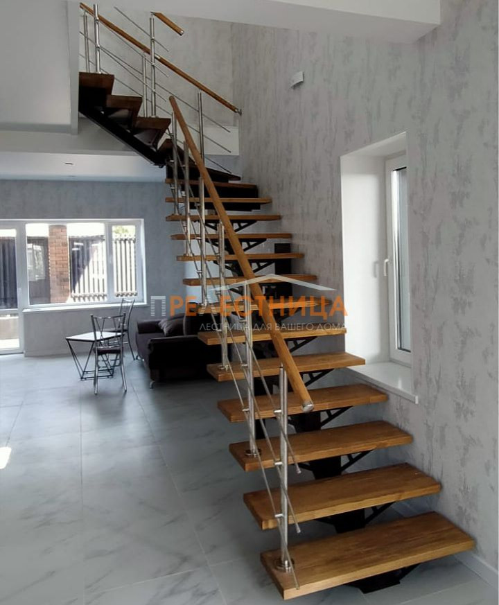 Лестница на центральном косоуре Ассоль-63