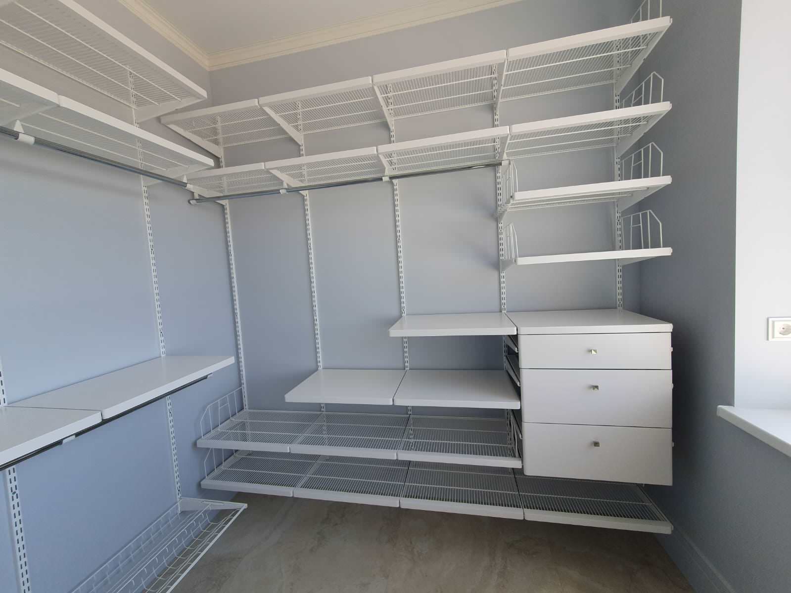 Обложка проекта: Гардеробная комната с элементами из дерева серии Decor