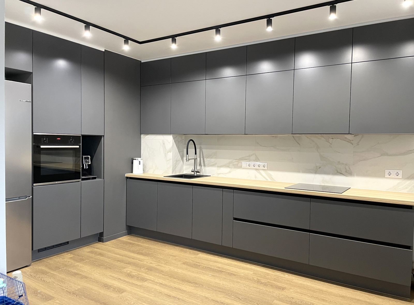 Серая кухня с деревянной столешницей