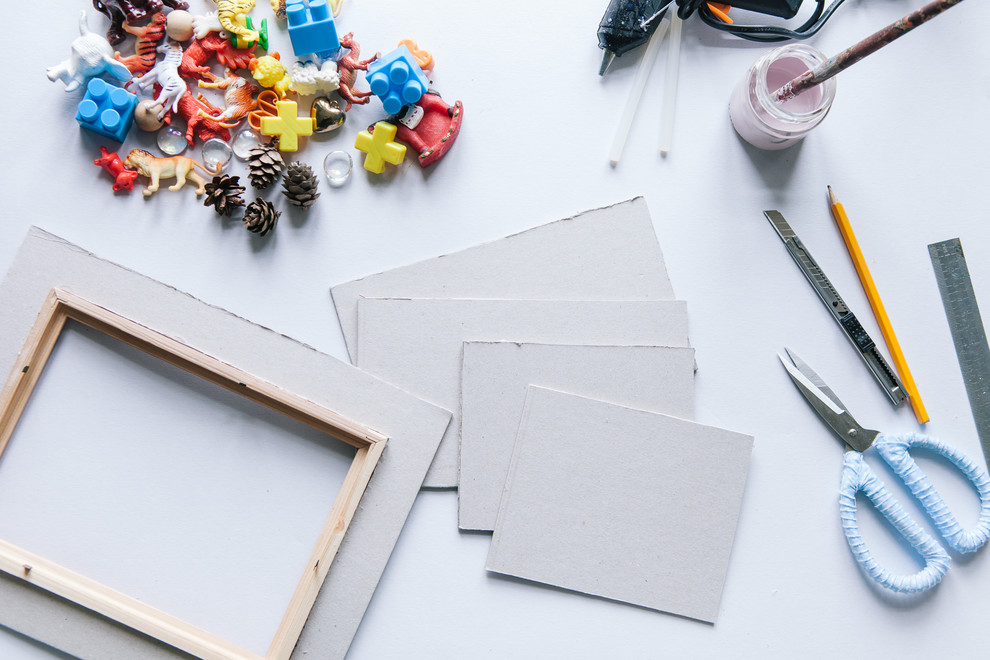 Своими руками: Полка в рамке из остатков Lego, мелких игрушек