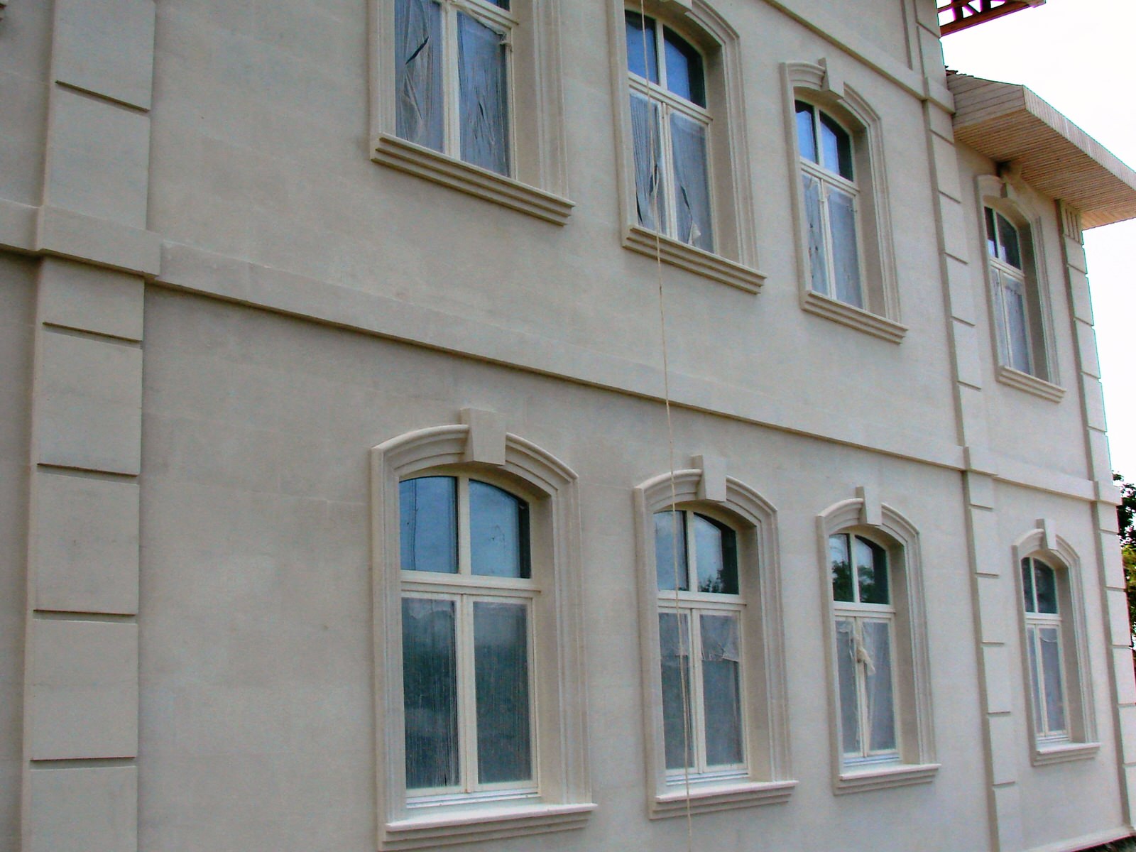 Фасады из инкерманского камня