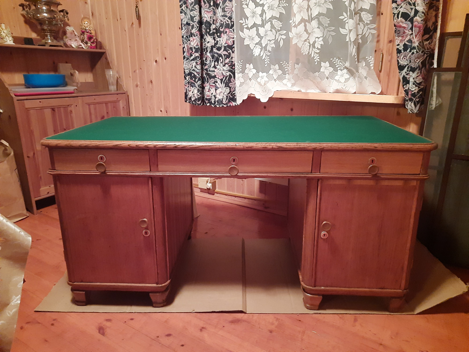 Обложка проекта: Реставрация письменного стола с сукном