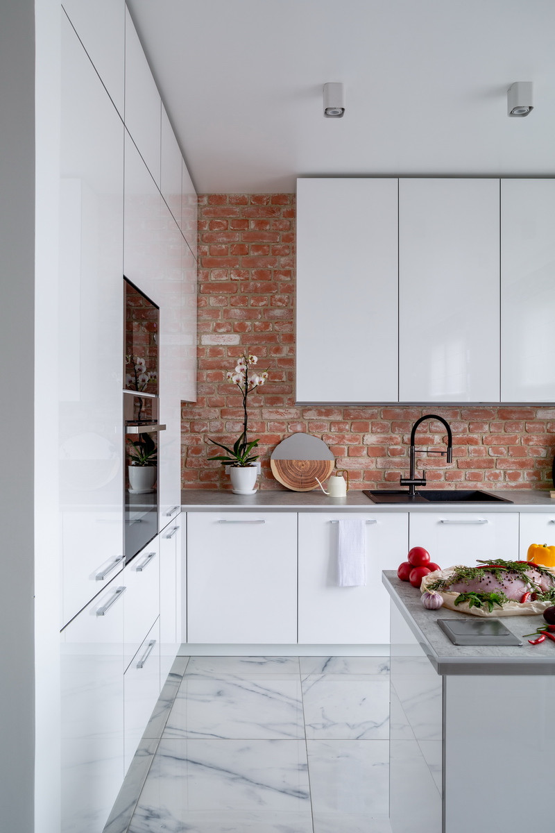 Белоснежная кухня фабрики "Кухонный двор"