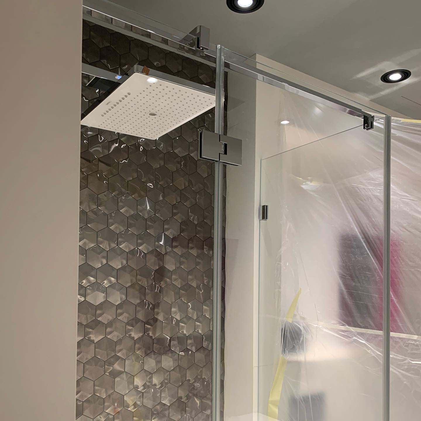 Обложка проекта: Угловая распашная душевая перегородка на немецкой фурнитуре PAULI