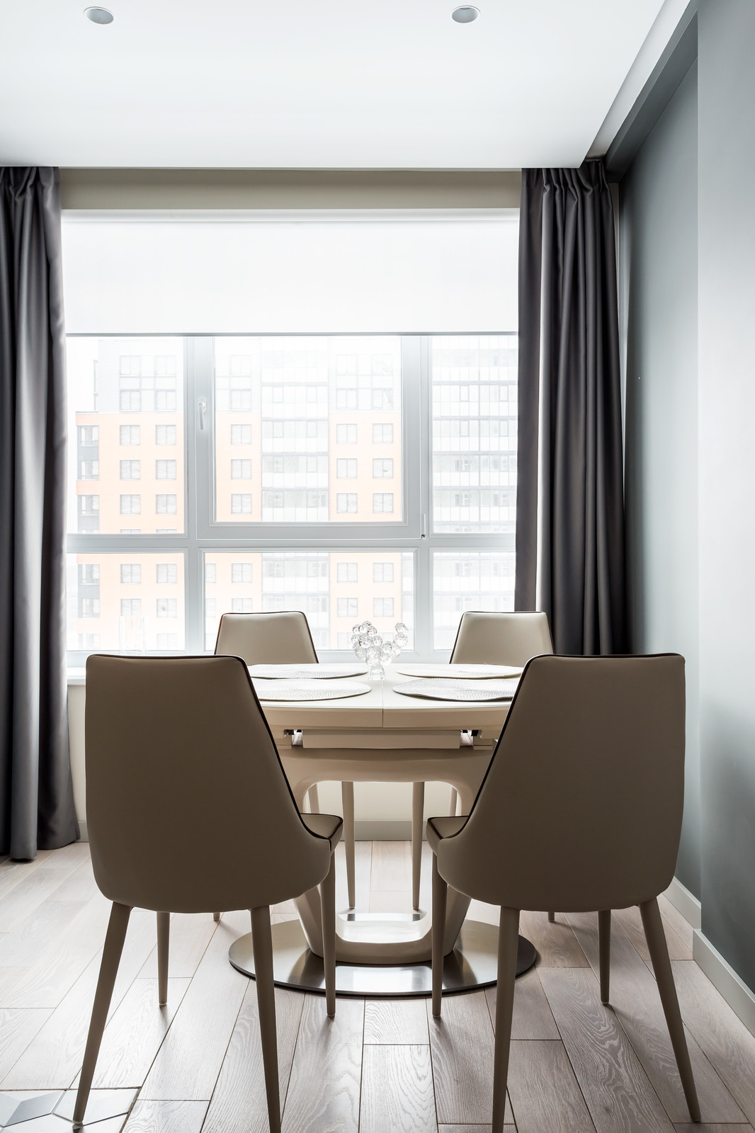 Обеденный стол в гостиной