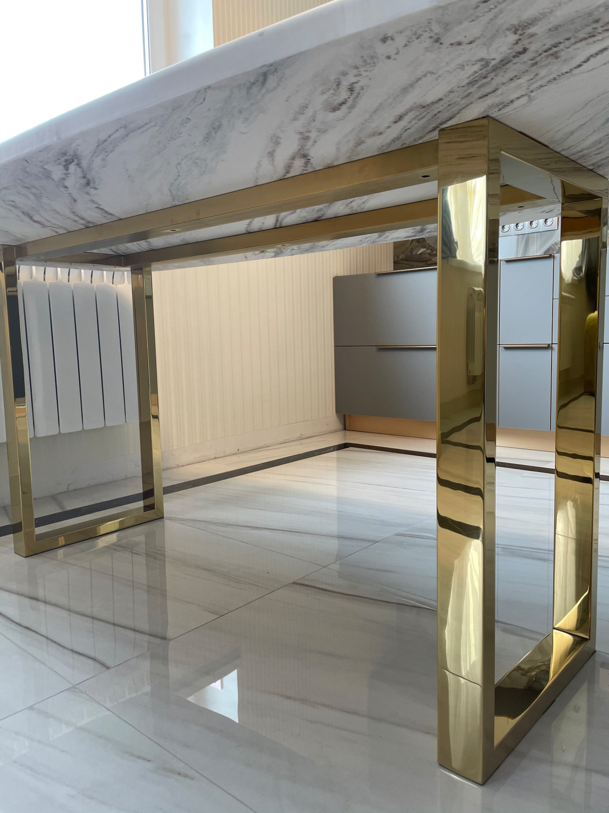 Обеденный стол с подстольем, покрытым нитрид титаном