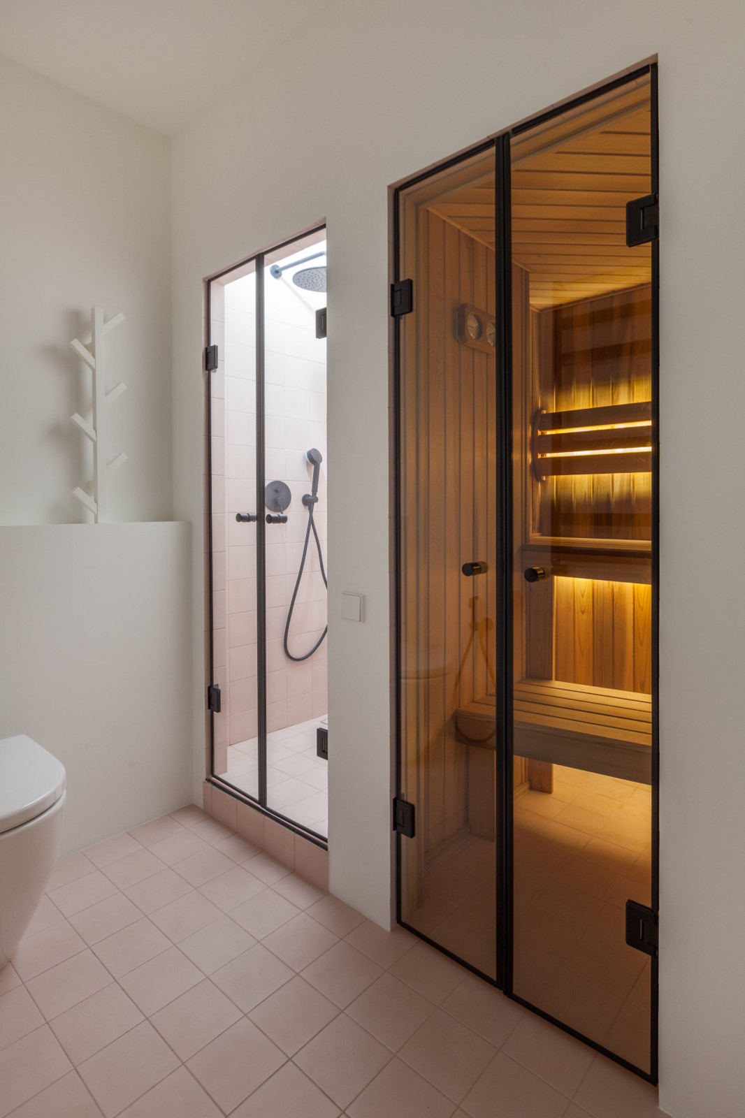 PRS Apartment. Монохромный интерьер «с лестницей в небо»