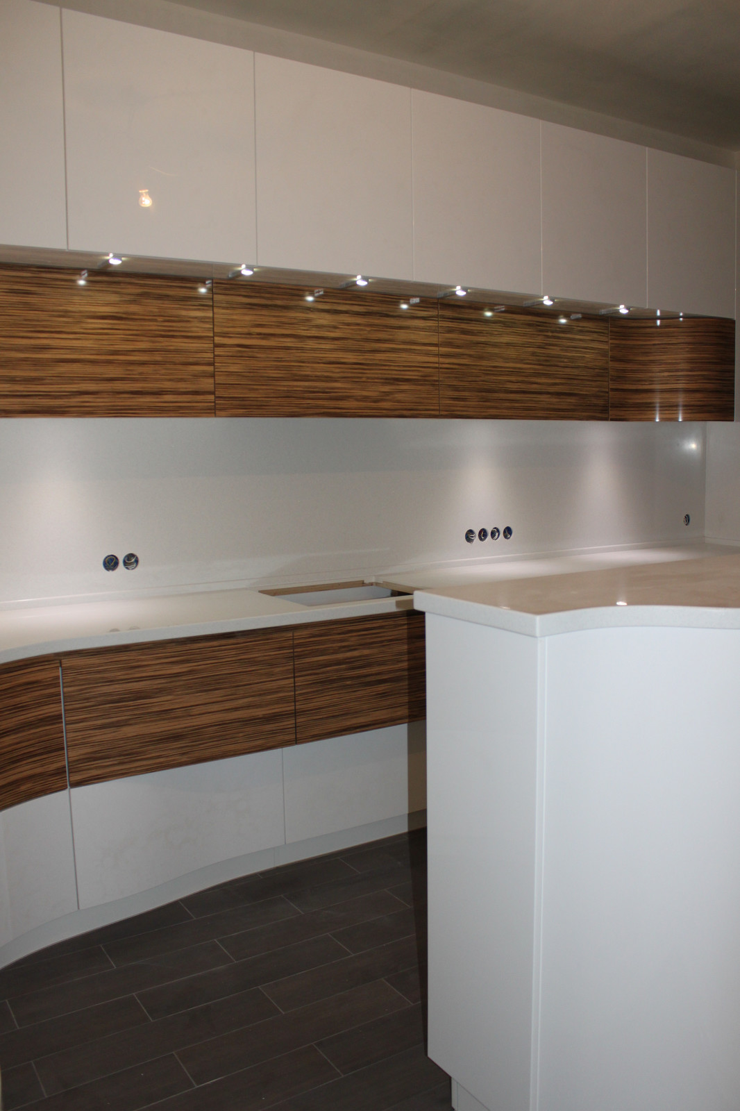 Кухня белая с гнутыми фасадами